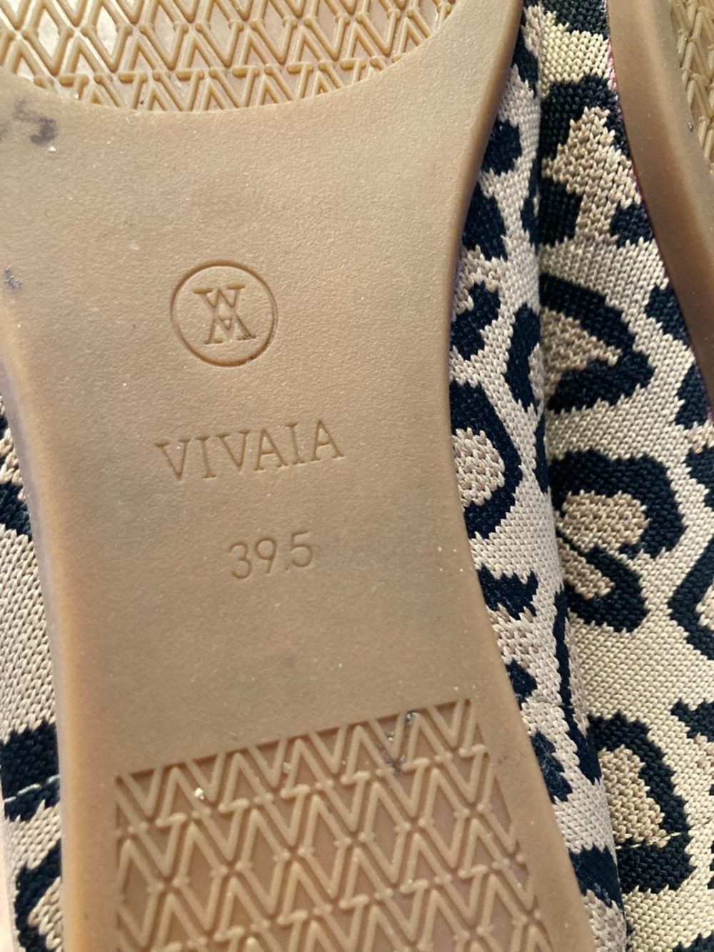 Like new US 8.5 Vivaia leopard pointed toe flats - Picture 8 of 9